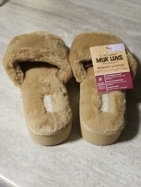 Muk Luks Ladies Slippers Size Large 9-10